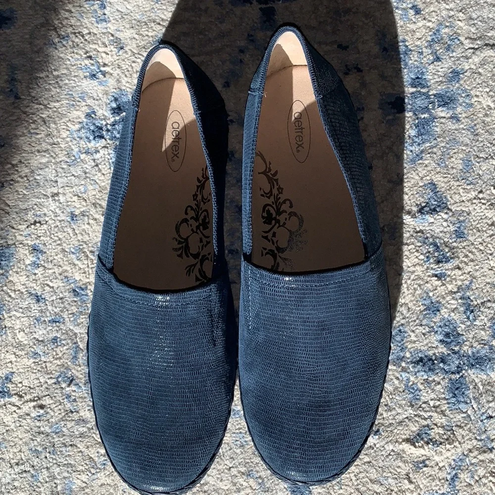 Aetrex navy loafers. Size 10. Like new! - Picture 1 of 10